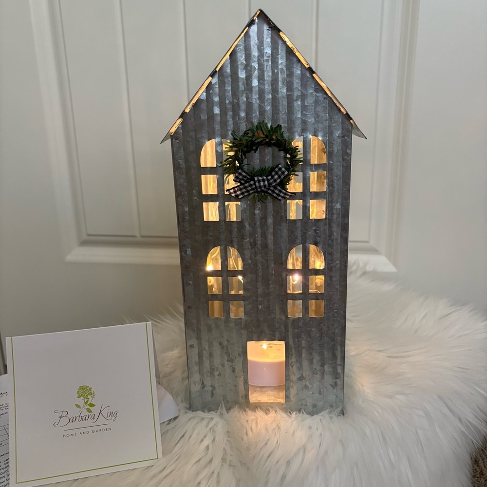 Barbara King QVC Light Up Metal Barn House w/Wreath